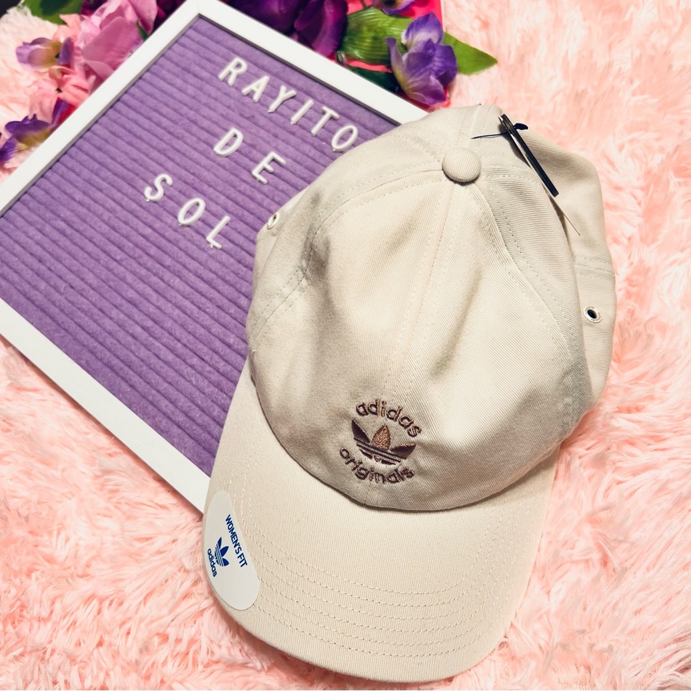 NWT Adidas beige embroidered cap 🧢